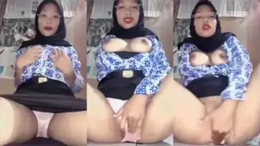 Jilbab Kacamata Sange Berat Asyik Main Jari Sendiri